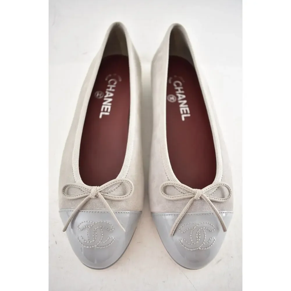 Chanel 26A Gray Suede Patent Leather CC Logo Bow Tie Ballet Ballerina Flat 38.5